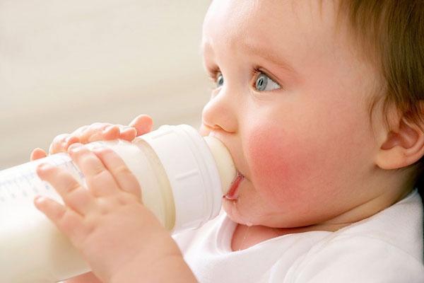 7 dấu hiệu bé không thích hợp với sữa công thức
